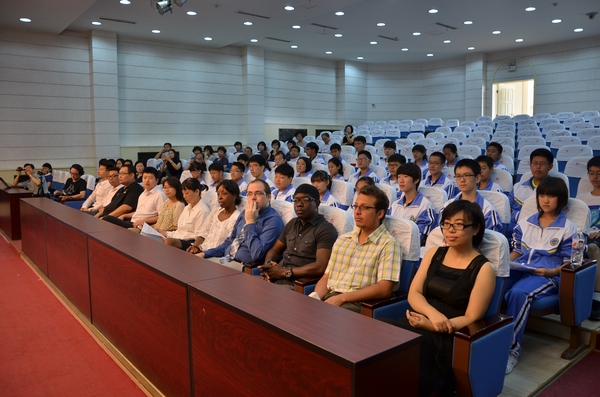 AP课程中心中外方教师以及新生家长参加开学典礼 AP课程中心中外方教师以及新生家长参加开学典礼