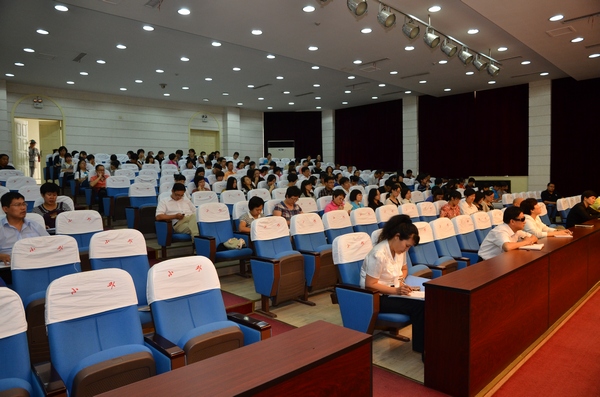 全体教师认真聆听